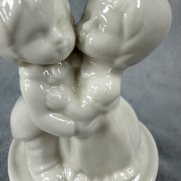 Bride Groom Boy Girl Couple Kissing Trinket Box White Heart Design Base - Picture 13 of 14